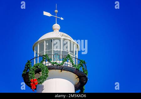 Le phare de Biloxi est décoré pour Noël, le 28 décembre 2022, à Biloxi, Mississippi. Le phare a été érigé en 1848. Banque D'Images