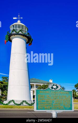 Un marqueur historique se dresse devant le phare de Biloxi, le 28 décembre 2022, à Biloxi, Mississippi. Le phare a été érigé en 1848. Banque D'Images