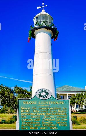 Un marqueur historique se dresse devant le phare de Biloxi, le 28 décembre 2022, à Biloxi, Mississippi. Le phare a été érigé en 1848. Banque D'Images