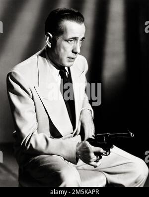 Humphrey Bogart tenant une arme - Dark passage, 1947 Banque D'Images