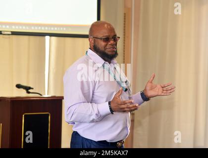 BASE COMMUNE SAN ANTONIO-FORT SAM HOUSTON – (22 mars 2022) Todd Jackson, officier de sécurité de l'unité de recherche médicale navale (ANMRU) San Antonio, présente des exposés lors d'une réunion de toutes les mains sur la sécurité des opérations (OPSEC) au club de golf de fort Sam Houston. La mission du NAMRU San Antonio est de mener des recherches sur les soins aux victimes de combat, les soins crâniofaciaux et l’énergie dirigée, axées sur les écarts, afin d’améliorer la survie, la préparation opérationnelle et la sécurité du personnel du ministère de la Défense engagé dans des opérations de routine et expéditionnaires. Il s'agit de l'un des principaux laboratoires de recherche et de développement des États-Unis Bleu marine Banque D'Images