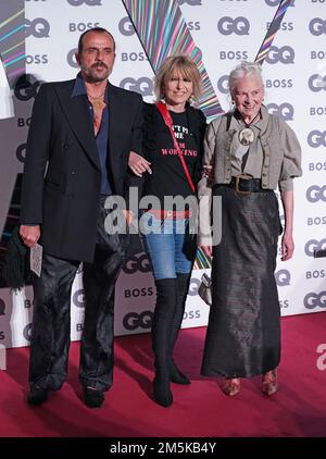 Photo du dossier datée du 01/09/21 de (gauche-droite) Andreas Kronthaler, Chrissie Hynde et Dame Vivienne Westwood arrivant aux GQ Men of the Year Awards au Tate Modern de Londres, alors que le couturier est décédé à l'âge de 81 ans. Date de publication : jeudi 29 décembre 2022. Banque D'Images