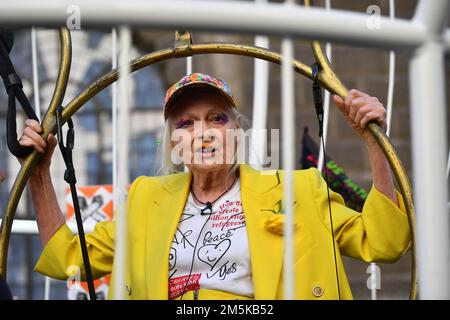 Photo du dossier datée du 21/07/20, de Dame Vivienne Westwood suspendue dans une cage à oiseaux de dix pieds de haut à l'extérieur du Old Bailey à Londres pour protester contre l'extradition américaine de Julian Assange. Le couturier est décédé à l'âge de 81 ans. Date de publication : jeudi 29 décembre 2022. Banque D'Images