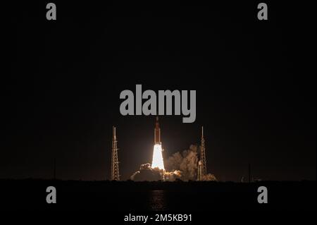 La mission Artemis I de la NASA lance le Launch Complex 39B au Kennedy Space Center, en Floride, le 16 novembre 2022. La mission Artemis I de la NASA a été le premier essai en vol intégré des systèmes d’exploration spatiale de l’agence : l’engin spatial Orion, la fusée SLS (Space Launch System) et les systèmes au sol. (É.-U. Photo de la Force spatiale par le premier Airman Thomas Sjoberg) Banque D'Images