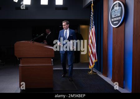 Le secrétaire de presse du Pentagone John F. Kirby tient un point de presse, le Pentagone, Washington, D.C., 22 mars, 2022. (Photo DoD de Lisa Ferdinando) Banque D'Images