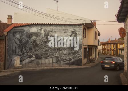 Murale dans le village de Villar de Mazarife le long de la voie Saint-James représentant des ouvriers agricoles sur un champ pendant la récolte. Banque D'Images