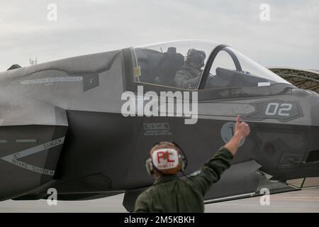 Un entraînement pilote italien avec le Marine Fighter Attack Training Squadron (VMFAT) 501 se prépare à décoller sur la ligne aérienne de Marine corps Air Station Beaufort, Caroline du Sud, le 14 décembre 2022. VMFAT-501 a aidé les pilotes et les responsables de la marine italienne F-35B et a contribué à l'élaboration de leur programme de formation biologique F-35B qui sera situé à la base aérienne Amendola, en Italie. (É.-U. Photo du corps marin par le Cpl Hernan Rodriguez) Banque D'Images