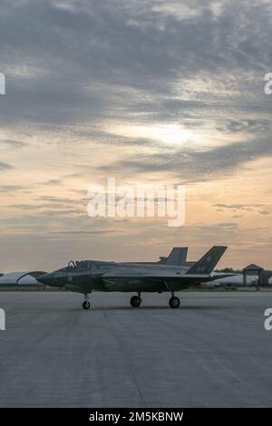 Un pilote italien avec le Marine Fighter Attack Training Squadron (VMFAT) 501 taxis sur la ligne aérienne de Marine corps Air Station Beaufort, Caroline du Sud, le 14 décembre 2022. VMFAT-501 a aidé les pilotes et les responsables de la marine italienne F-35B et a contribué à l'élaboration de leur programme de formation biologique F-35B qui sera situé à la base aérienne Amendola, en Italie. (É.-U. Photo du corps marin par le Cpl Hernan Rodriguez) Banque D'Images