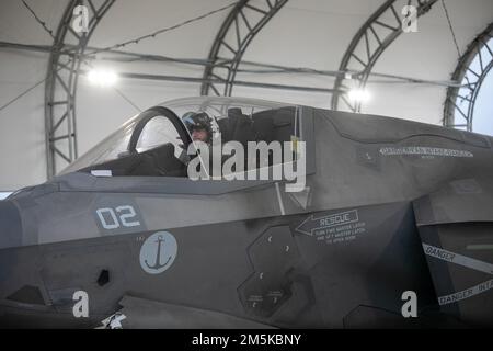 Un entraînement pilote italien avec le Marine Fighter Attack Training Squadron (VMFAT) 501 effectue des vérifications avant vol sur la ligne de vol à la Marine corps Air Station Beaufort, Caroline du Sud, le 14 décembre 2022. VMFAT-501 a aidé les pilotes et les responsables de la marine italienne F-35B et a contribué à l'élaboration de leur programme de formation biologique F-35B qui sera situé à la base aérienne Amendola, en Italie. (É.-U. Photo du corps marin par le Cpl Hernan Rodriguez) Banque D'Images