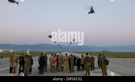 1st le commandant de l'armée hellénique, le général Choudeloudis, observe une promenade à dos d'éléphant de 26 navires au Camp Perissaki, Grèce, le 27 décembre 2022. Le général Choudeloudis a pu interagir avec les soldats de l'UAS affectés au 3rd Bataillon, 6th Cavalry, Brigade de l'aviation de combat, 1st Division blindée, sous le contrôle opérationnel de la 1st Division d'infanterie. L'ACR 1AD fait partie des unités affectées à l'ID 1, qui travaillent fièrement aux côtés des alliés de l'OTAN et des partenaires de sécurité régionaux pour fournir des forces crédibles au combat au V corps, le corps déployé avancé de l'Amérique en Europe. (É.-U. Photo de l'armée par le SPC Javier Arencibia) Banque D'Images