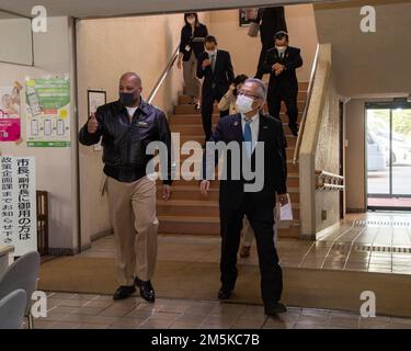 Le capitaine David Adams, commandant, activités de la flotte Sasebo (CFAS) visite l'hôtel de ville de Saikai avec le maire de la ville de Saikai, Yasuhiko Sugizawa 22 mars 2022. Adams a rencontré Sugizawa pour discuter de questions qui touchent à la fois le CFAS et la ville de Saikai et pour maintenir une communication ouverte et favoriser la bonne volonté mutuelle. Banque D'Images