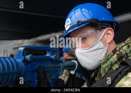 YOKOSUKA, Japon (22 mars 2022) - Spécialiste des programmes religieux classe 1st Jason Gramley, de Franklin, Pennsylvanie, analyse l'embarcadère pour détecter les menaces lors d'un exercice de protection de la force antiterroriste (ATFP) à bord de l'USS Blue Ridge (LCC 19), le navire amiral de la flotte américaine 7th. Les marins de Blue Ridge qui participent aux exercices ATFP affûtent leurs compétences en matière de détection, de prévention et d'arrêt des menaces de sécurité. Les marins de Blue Ridge qui participent aux exercices ATFP affûtent leurs compétences en matière de détection, de prévention et d'arrêt des menaces de sécurité. Blue Ridge est le plus ancien navire opérationnel de la Marine et, en tant que navire de commandement de la flotte 7th, travaille activement t Banque D'Images