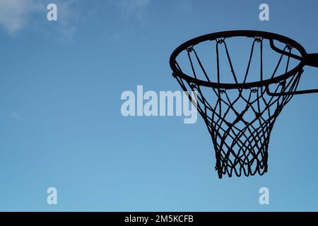Low angle view of basketball hoop against sky Banque D'Images