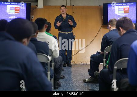 MER DES PHILIPPINES (22 mars 2022) le technicien principal en systèmes d'information John Shubert, de WaKeeny, Kan., donne une présentation de mentorat lors d'un nouveau cours d'orientation de Sailor à bord du porte-avions USS Abraham Lincoln de la classe Nimitz (CVN 72). Abraham Lincoln Strike Group est en cours de déploiement prévu dans la zone d'exploitation de la flotte américaine 7th afin d'améliorer l'interopérabilité par le biais d'alliances et de partenariats tout en servant de force de réaction prête à l'emploi pour soutenir une région libre et ouverte d'Indo-Pacifique. Banque D'Images