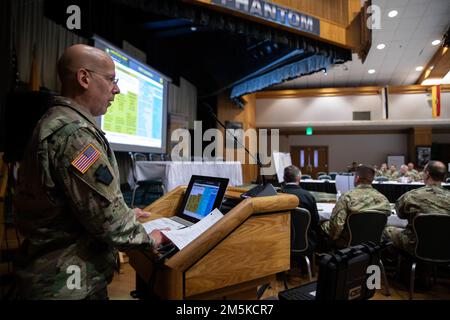 FORT HOOD, Texas. (22 mars 2022) le lieutenant-colonel Andrew Lazarchick, chef de la division de la logistique et de la préparation de la Force opérationnelle interarmées, présente un mémoire lors de la conférence de planification de la mission du printemps du commandant au Centre du guerrier fantôme à fort Hood, au Texas. L'événement vise à améliorer la compréhension et l'interopérabilité de la mission entre les principaux partenaires de la mission de la foi-CS. Banque D'Images