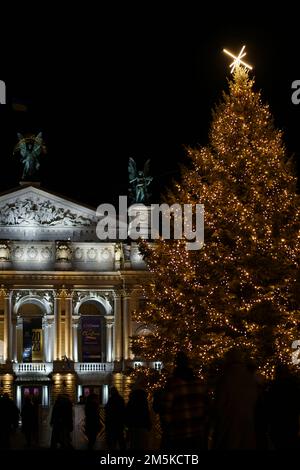 Lviv, Ukraine - 29 DÉCEMBRE 2022 : l'arbre de Noël de la ville de Lviv a été décoré cette année d'un hérisson anti-char stylisé. Banque D'Images