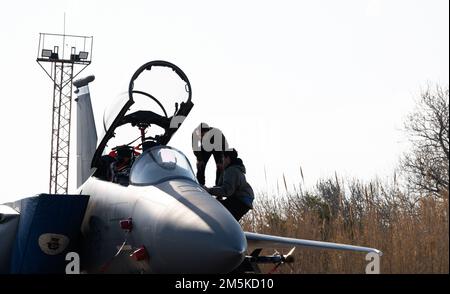 BASE AÉRIENNE ANDRAVIDA, GRÈCE – ÉTATS-UNIS Des aviateurs de la Force aérienne affectés à la 48th Fighter Wing, Royal Air Force, Lakenheath, en Angleterre, assurent des travaux d'entretien sur le F-15E Strike Eagle, à la base aérienne d'Andravida, en Grèce. Avec les États-Unis, Chypre, la France, Israël, la Roumanie, L'Italie, la Slovénie, l'Autriche et le Canada devraient soutenir et participer à l'exercice multinational INIOCHOS 22, de 27 mars – 7 avril 2022. Banque D'Images