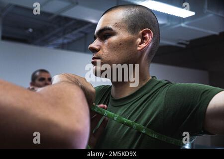 ÉTATS-UNIS Le recrutement du corps maritime Elijah Summers avec la Compagnie de golf, 2nd Recruit Training Battalion, a ses mesures prises lors de son premier uniforme au dépôt de recrutement du corps marin, San Diego, 22 mars 2022. Les recrues sont ajustées plusieurs fois tout au long de la formation des recrues pour s'assurer que leurs uniformes sont prêts à être portés comme Marines. Summers a été recruté à partir de Las Vegas, Nevada, avec Recruiting Phoenix. Banque D'Images