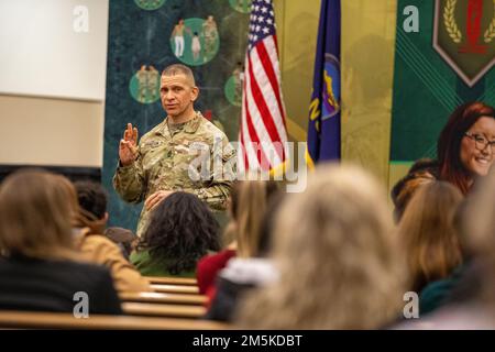 Le Sgt. Maj. De l'armée Michael A. Grinston répond aux questions de la Chapelle de la victoire à fort Riley, Kansas, 22 mars 2022. Ginston a tenu une salle de ville pour les membres de la famille de soldats déployés ou déployés en poste lors de sa visite à fort Riley. Banque D'Images