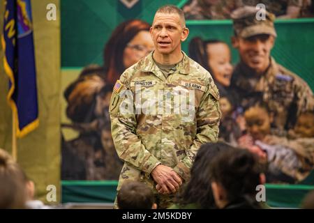 Le Sgt. Maj. De l'armée Michael A. Grinston répond à une question posée à la Chapelle de la victoire sur le fort Riley, Kansas, le 22 mars 2022. Grinston était présent dans une salle de ville où il a répondu aux questions sur l'Europe posées par les membres de la famille dans la communauté. Banque D'Images