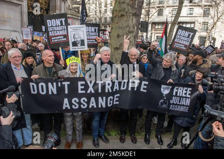 Image de la dernière créatrice de mode britannique et activiste Dame Vivienne Westwood lors de l'extradition de Don't Julian Assange march et du rassemblement de protestation dans le centre de Londres le 22nd février 2020. Banque D'Images