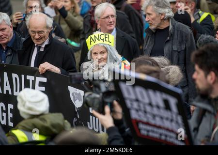 Image de la dernière créatrice de mode britannique et activiste Dame Vivienne Westwood lors de l'extradition de Don't Julian Assange march et du rassemblement de protestation dans le centre de Londres le 22nd février 2020. Banque D'Images
