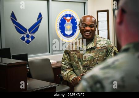 Le conseiller principal inscrit Tony L. Whitehead, conseiller principal inscrit pour le chef, Bureau de la Garde nationale, visite Airman de l'escadre de ravitaillement aérien 155th, 22 mars 2022, lors d'une visite d'État à la base aérienne de Lincoln, ONÉ. SEA Whitehead a visité plusieurs boutiques et a directement engagé des aviateurs tout au long de sa visite. Banque D'Images