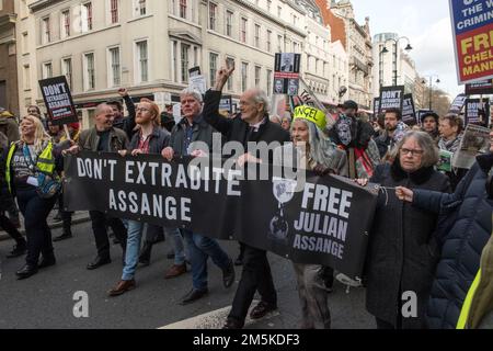 Image de la dernière créatrice de mode britannique et activiste Dame Vivienne Westwood lors de l'extradition de Don't Julian Assange march et du rassemblement de protestation dans le centre de Londres le 22nd février 2020. Banque D'Images