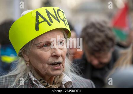 Image de la dernière créatrice de mode britannique et activiste Dame Vivienne Westwood lors de l'extradition de Don't Julian Assange march et du rassemblement de protestation dans le centre de Londres le 22nd février 2020. Banque D'Images