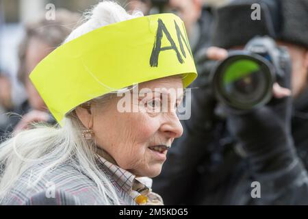 Image de la dernière créatrice de mode britannique et activiste Dame Vivienne Westwood lors de l'extradition de Don't Julian Assange march et du rassemblement de protestation dans le centre de Londres le 22nd février 2020. Banque D'Images