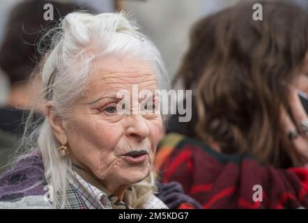 Image de la dernière créatrice de mode britannique et activiste Dame Vivienne Westwood lors de l'extradition de Don't Julian Assange march et du rassemblement de protestation dans le centre de Londres le 22nd février 2020. Banque D'Images