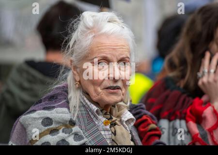Image de la dernière créatrice de mode britannique et activiste Dame Vivienne Westwood lors de l'extradition de Don't Julian Assange march et du rassemblement de protestation dans le centre de Londres le 22nd février 2020. Banque D'Images