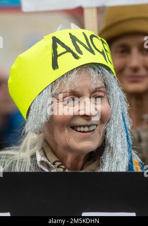 Image de la dernière créatrice de mode britannique et activiste Dame Vivienne Westwood lors de l'extradition de Don't Julian Assange march et du rassemblement de protestation dans le centre de Londres le 22nd février 2020. Banque D'Images