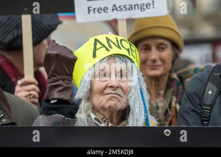 Image de la dernière créatrice de mode britannique et activiste Dame Vivienne Westwood lors de l'extradition de Don't Julian Assange march et du rassemblement de protestation dans le centre de Londres le 22nd février 2020. Banque D'Images