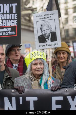 Image de la dernière créatrice de mode britannique et activiste Dame Vivienne Westwood lors de l'extradition de Don't Julian Assange march et du rassemblement de protestation dans le centre de Londres le 22nd février 2020. Banque D'Images