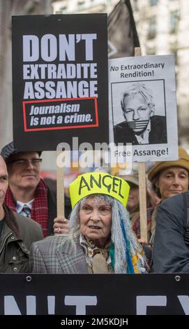 Image de la dernière créatrice de mode britannique et activiste Dame Vivienne Westwood lors de l'extradition de Don't Julian Assange march et du rassemblement de protestation dans le centre de Londres le 22nd février 2020. Banque D'Images