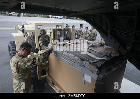 Julie Kamaka, un spécialiste logistique automatisé affecté au peloton des activités de soutien à l'approvisionnement (SSA), Alpha Company, 87th Division soutien Bataillon, 3rd Division soutien Brigade, 3rd Division infanterie, charge une palette sur un Chinook de CH47F à l'aide d'un chariot élévateur pendant l'entraînement de palette de chargement d'air sur l'aérodrome de l'Armée de Wright, fort Stewart, Géorgie, sur 22 mars 2022. La formation de chargement de palettes a été menée pour renforcer les connaissances du soldat sur la formation de chargement de palettes à froid et à chaud avec l'aviation à voilure tournante pour effectuer la logistique expéditionnaire. Banque D'Images