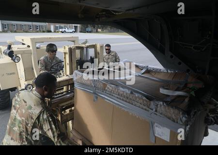 Le SPC Juan Vizcarra, un spécialiste logistique automatisé affecté au peloton des activités de soutien à l'approvisionnement (SSA), Alpha Company, bataillon de soutien à 87th divisions, Brigade de soutien à 3rd divisions, 3rd Division d'infanterie, charge une palette sur un Chinook de CH47F à l'aide d'un chariot élévateur pendant l'entraînement de palettes à chargement aérien sur l'aérodrome de l'Armée de Wright, fort Stewart, Géorgie, sur 22 mars 2022. La formation de chargement de palettes a été menée pour renforcer les connaissances du soldat sur la formation de chargement de palettes à froid et à chaud avec l'aviation à voilure tournante pour effectuer la logistique expéditionnaire. Banque D'Images