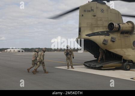 Un spécialiste logistique automatisé affecté au peloton des activités de soutien à l'approvisionnement (SSA), Compagnie Alpha, Bataillon de soutien à 87th divisions, Brigade de soutien à 3rd divisions, 3rd Division d'infanterie, charge un Chinook de CH47F pendant l'entraînement de la palette à chargement aérien sur l'aérodrome de l'Armée de Wright, fort Stewart, en Géorgie, en Ontario, 22 mars 2022. La formation de chargement de palettes a été menée pour renforcer les connaissances du soldat sur la formation de chargement de palettes à froid et à chaud avec l'aviation à voilure tournante pour effectuer la logistique expéditionnaire. Banque D'Images