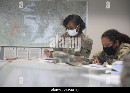 Le caporal Johnnae Barber et le CPS Jasmine Torres, spécialistes logistiques automatisés affectés au peloton des activités de soutien à l'approvisionnement (SSA), Compagnie Alpha, 87th Bataillon de soutien de division, 3rd Brigade de soutien de division, 3rd Division d'infanterie, se chargent d'un examen sur l'entraînement de chargement d'air de palette sur l'aérodrome de l'Armée de Wright, en Géorgie, sur 22 mars 2022. Fort Stewart, Géorgie, sur 22 mars 2022. La formation de chargement de palettes a été menée pour renforcer les connaissances du soldat sur la formation de chargement de palettes à froid et à chaud avec l'aviation à voilure tournante pour effectuer la logistique expéditionnaire. Banque D'Images