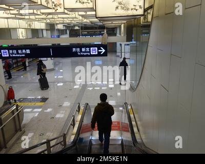 PÉKIN, CHINE - 29 DÉCEMBRE 2022 - Quelques passagers dans un métro à Pékin, Chine, 29 décembre 2022. Banque D'Images