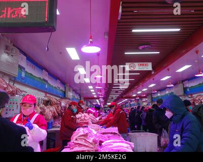 PÉKIN, CHINE - 29 DÉCEMBRE 2022 - les clients magasinent sur le marché Xinfadi à Pékin, Chine, 29 décembre 2022. Banque D'Images