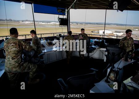 ÉTATS-UNIS Les contrôleurs de la circulation aérienne de la Force aérienne affectés à l'escadron de soutien des opérations 48th assurent la circulation aérienne sécuritaire et rapide à la Royal Air Force Lakenheath (Angleterre), le 22 mars 2022. Les aviateurs ATC sont chargés de déblayage des pilotes au décollage et à l'atterrissage et de communiquer les modèles de vol essentiels et les renseignements météorologiques. Banque D'Images