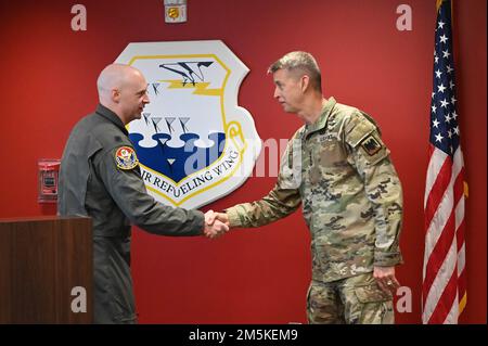 Le général Daniel Hokanson, chef du Bureau de la Garde nationale, présente une pièce au lieutenant-colonel Anthony Purdy, chef adjoint de cabinet de 55th escadres du personnel de soutien des opérations de 170th, sur 22 mars 2022, à la base de la force aérienne de Lincoln, au Nebraska. Hokanson a visité des hauts dirigeants, des aviateurs et des soldats de la Garde nationale du Nebraska. Banque D'Images