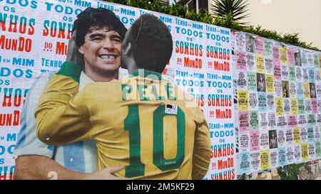 Fresque représentant la légende brésilienne du football Pele embrassant la star Argentine Diego Maradona à Sao Paulo, Brésil, le jeudi 29 décembre 2022. Trois fois champion du monde et idole éternelle de Santos, le plus grand joueur de l'histoire du sport quitte la scène à l'âge de 82 ans, une victime du cancer. Banque D'Images