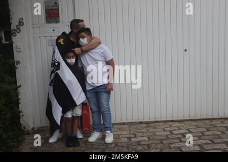 Sao Paulo, Brésil. 29th décembre 2022. Les gens se tiennent près de l'hôpital Israelita Albert Einstein où l'ancienne star brésilienne de football Edson Arantes do Nascimento, Pele, est décédée à Sao Paulo, Brésil, le 29 décembre 2022. Pele, trois fois champion de la coupe du monde, est décédé jeudi à l'âge de 82 ans à l'hôpital, victime d'un cancer du côlon, ont officiellement rapporté ses médecins. Credit: Rahel Patrasso/Xinhua/Alamy Live News Banque D'Images