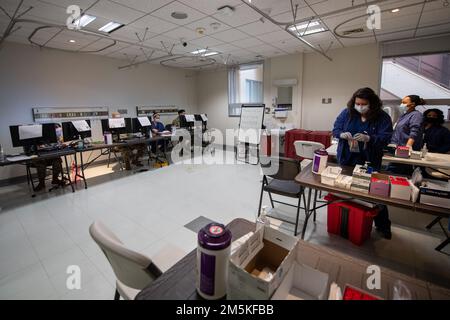 Les 374th membres de l'équipe d'intervention COVID-19 du Groupe médical préparent les derniers tests rapides d'antigène au nouveau centre de test COVID, récemment installé dans le bâtiment de l'hôpital de base de la base aérienne de Yokota, Japon, 22 mars 2022. L'OMD de 374th a déplacé le site de test de la COVID à l'intérieur pour remplacer la tente originale de dépistage à l'extérieur, qui a servi de lieu de test sûr 24/7 pendant deux ans pendant la pandémie, mais qui n'a plus été jugé nécessaire avec la baisse des taux d'infection. Banque D'Images