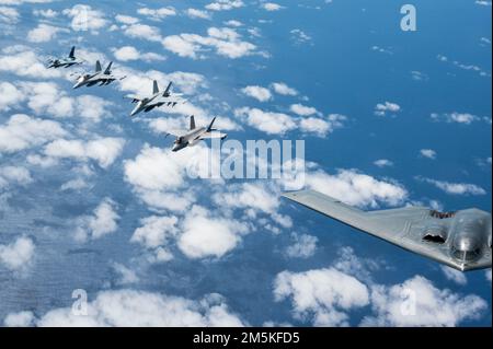 A ÉTATS-UNIS Air Force B-2 Spirit de la base aérienne de Whiteman, Missouri, vole en formation avec un Royal Australian Air Force F-35A Lightning IIS, deux growlers EA-18, deux RAAF F/A-18F Super Hornets et deux U.S. Agresseurs de la Force aérienne F-16C de la base aérienne d'Eielson, en Alaska, au cours d'une mission d'entraînement dans la région Indo-Pacifique, au 23 mars 2022. Les États-Unis s'forment aux côtés d'alliés et de partenaires pour démontrer leur interopérabilité et renforcer leur capacité collective à soutenir une Indo-Pacific libre et ouverte, et cette dernière mission n'a pas fait exception. Banque D'Images