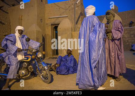 MaliI, Tombouctou, Tuaregs devant la mosquée Sankore à Tombouctou, Mali, Afrique de l'Ouest. Banque D'Images