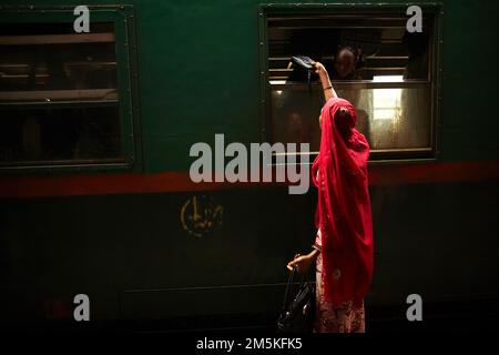 Femme dire Au revoir ou les bagages à main à l'extérieur du train par la fenêtre.Gare à Bamako, Mali, Afrique de l'Ouest Banque D'Images